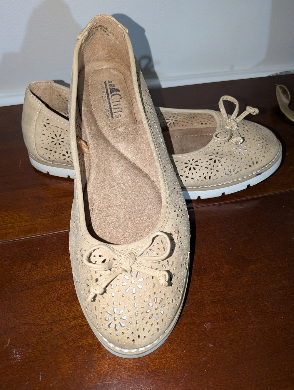 Cliffs by WHITE MOUNTAIN Tan Laser-Cut Bow Flats 7.5W